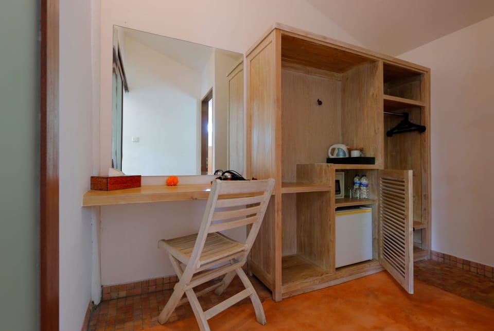 Deluxe Double Room, Pool View | Minibar