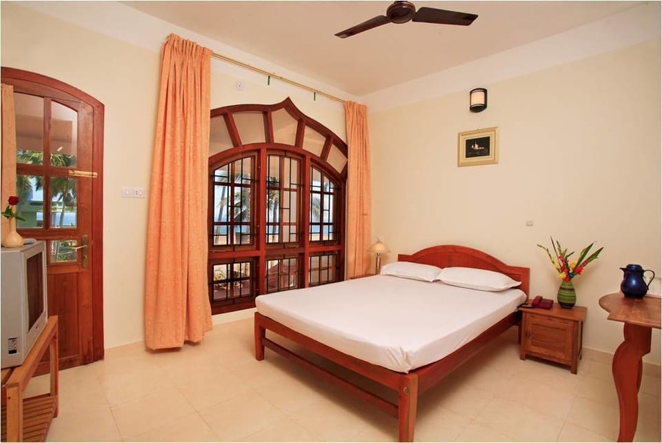 Executive Double Room | Desk, bed sheets, wheelchair access