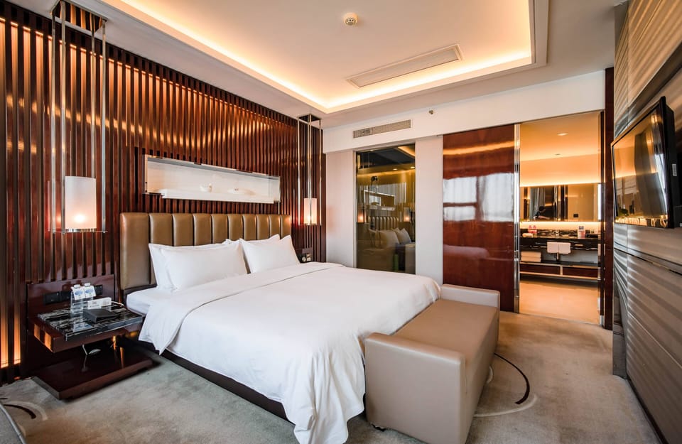 Minibar, in-room safe, rollaway beds (surcharge), WiFi (free)