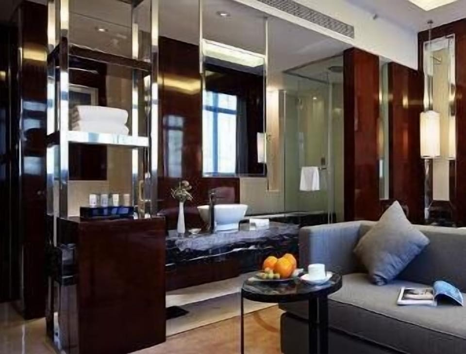 Minibar, in-room safe, rollaway beds (surcharge), WiFi (free)