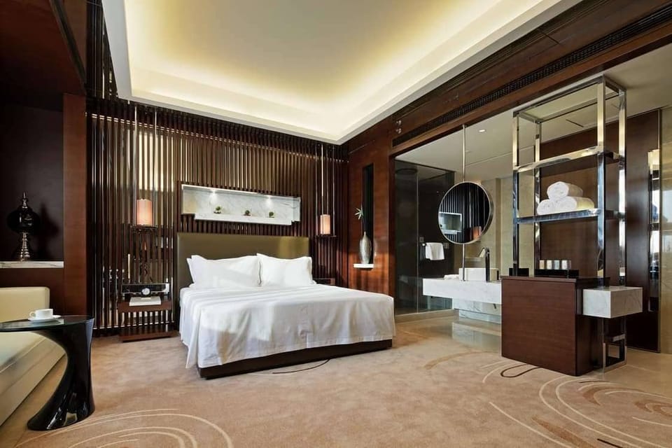 Deluxe Suite, 1 King Bed, Non Smoking (48-52) | Minibar, in-room safe, rollaway beds (surcharge), WiFi (free)