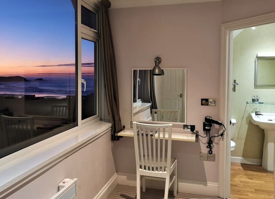Double Room, Sea View | Desk, WiFi (free), bed sheets