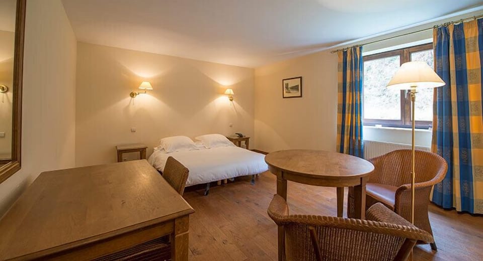 Desk, free cribs/infant beds, free WiFi, bed sheets