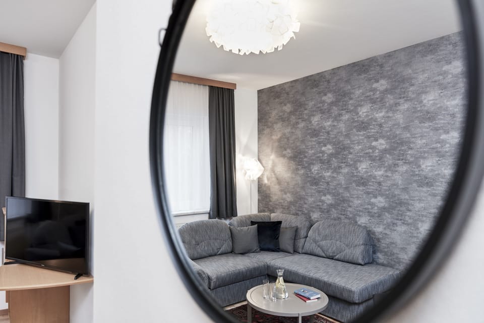 Suite | In-room safe, desk, free WiFi, bed sheets