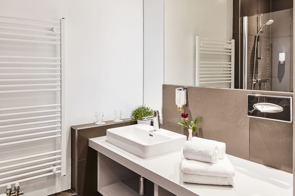 Superior Double Room, Balcony | Bathroom sink