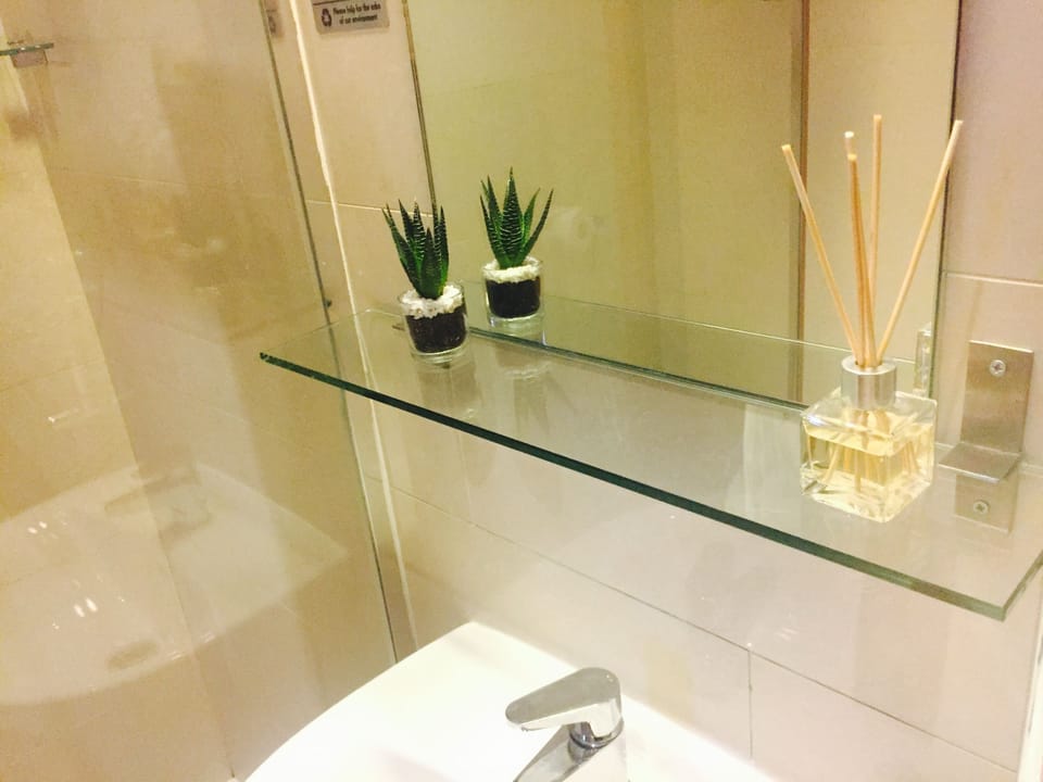 Classic Twin Room | Bathroom | Shower, free toiletries, hair dryer, towels