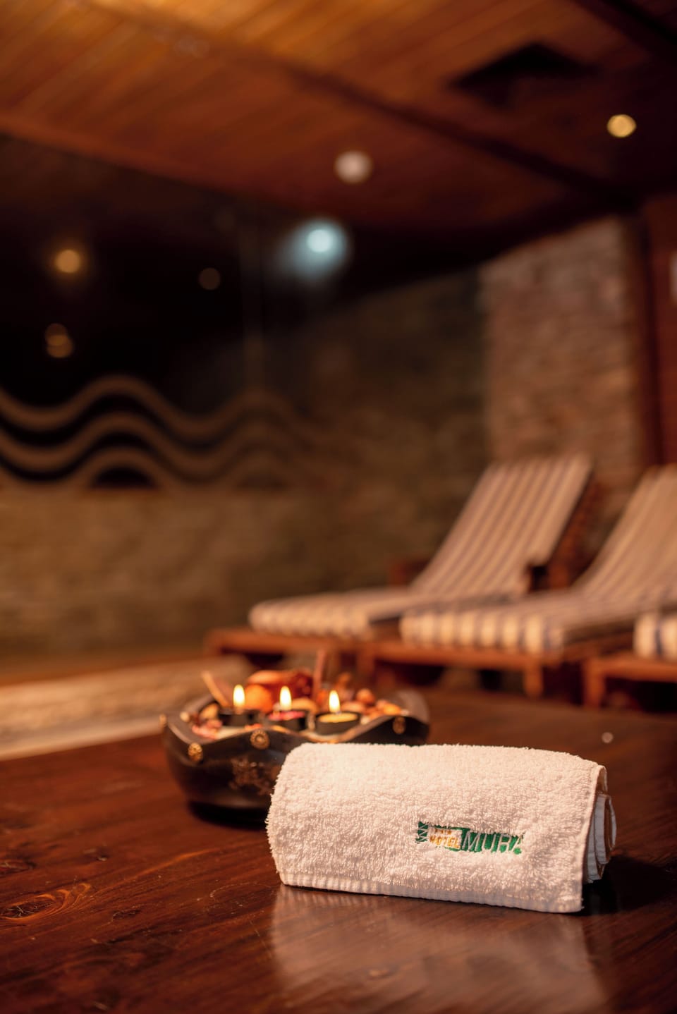 Indoor spa tub