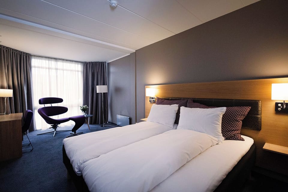 Standard Twin Room | Pillowtop beds, desk, laptop workspace, blackout drapes