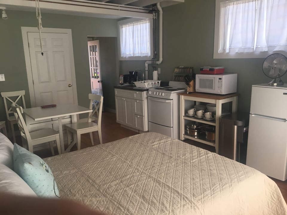 1Q bed, full kitchen, dining table, and love seat (not pictured) - cosy!