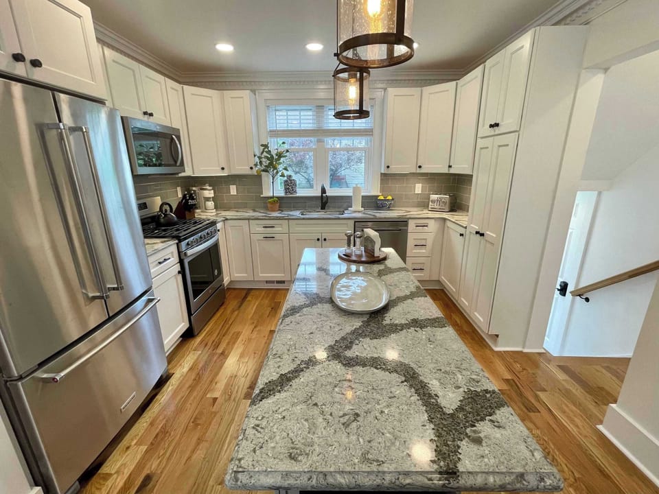 Kitchen w/Quartz Countertops/Island