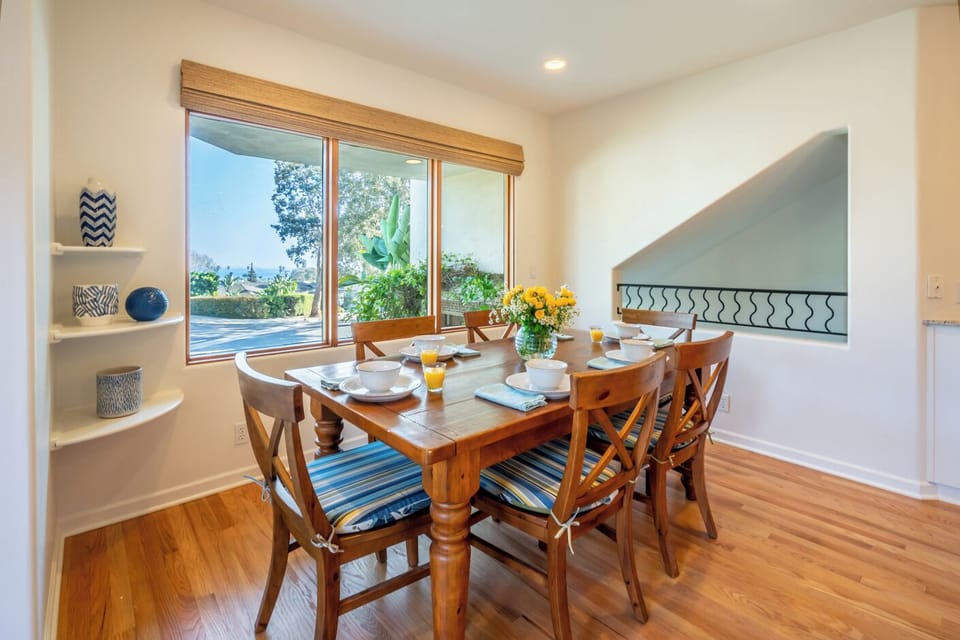 Breakfast nook comfortable seats 6 and features amazing views!
