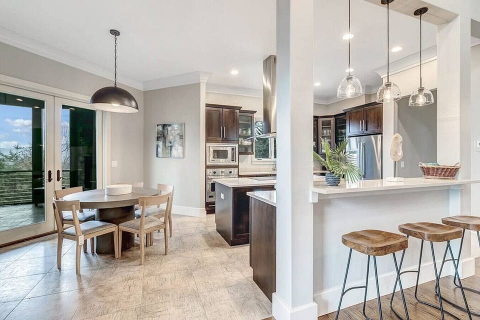 Fully equipped modern kitchen has everything you need to prepare delicious, home-cooked meals for family and friends!