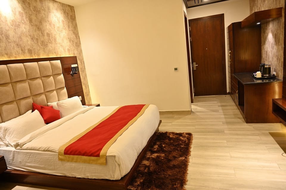 Deluxe Room | Laptop workspace, iron/ironing board, free WiFi