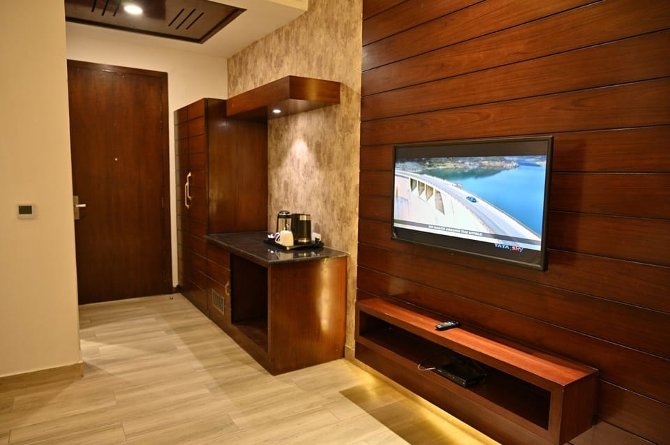 Premium Room | Laptop workspace, iron/ironing board, free WiFi