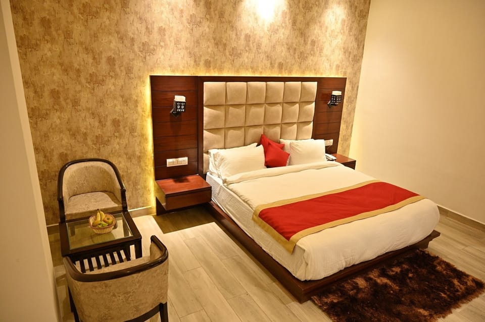 Deluxe Room | Laptop workspace, iron/ironing board, free WiFi
