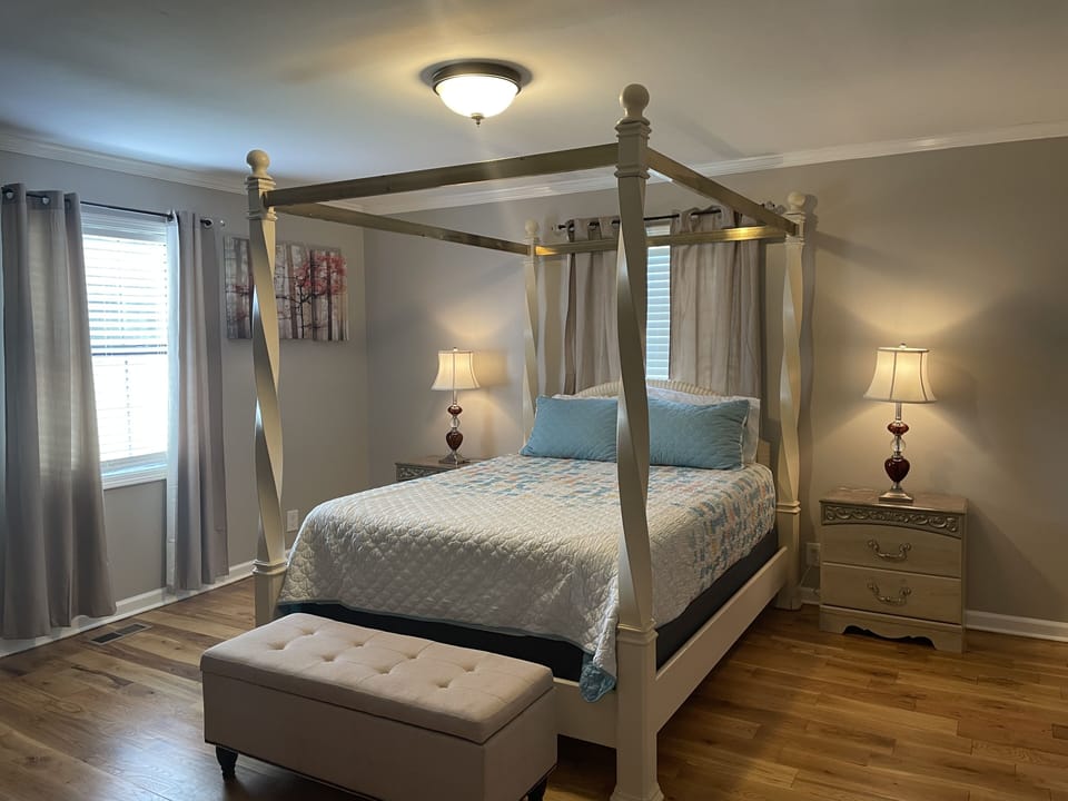 Master Bedroom ( Queen Size )