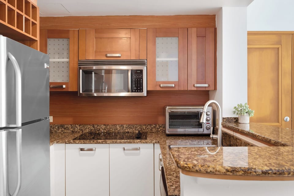 The studio offers a fully equipped kitchen, ideal for an extended stay.