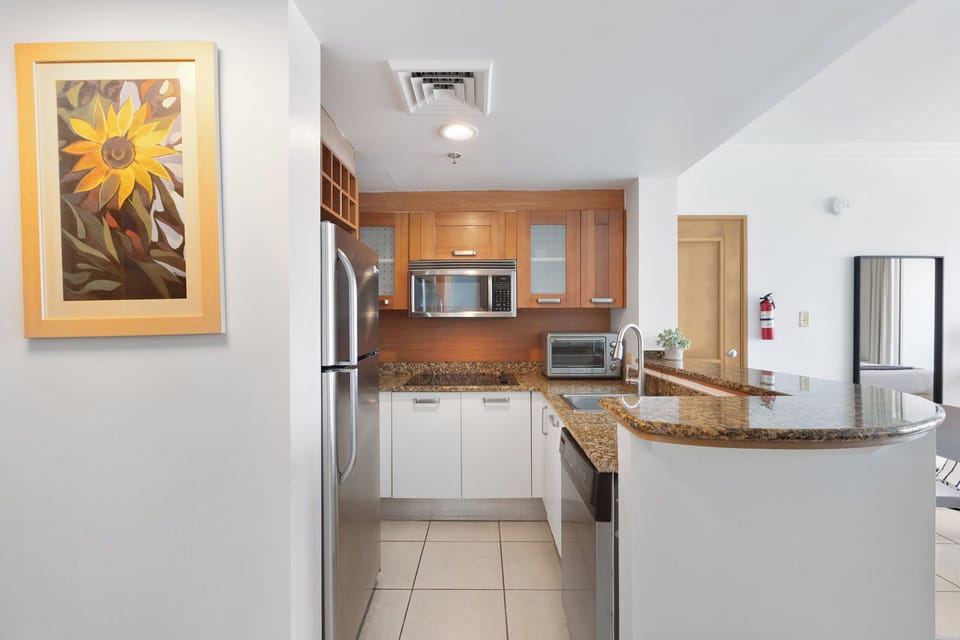 The studio offers a fully equipped kitchen, ideal for an extended stay.