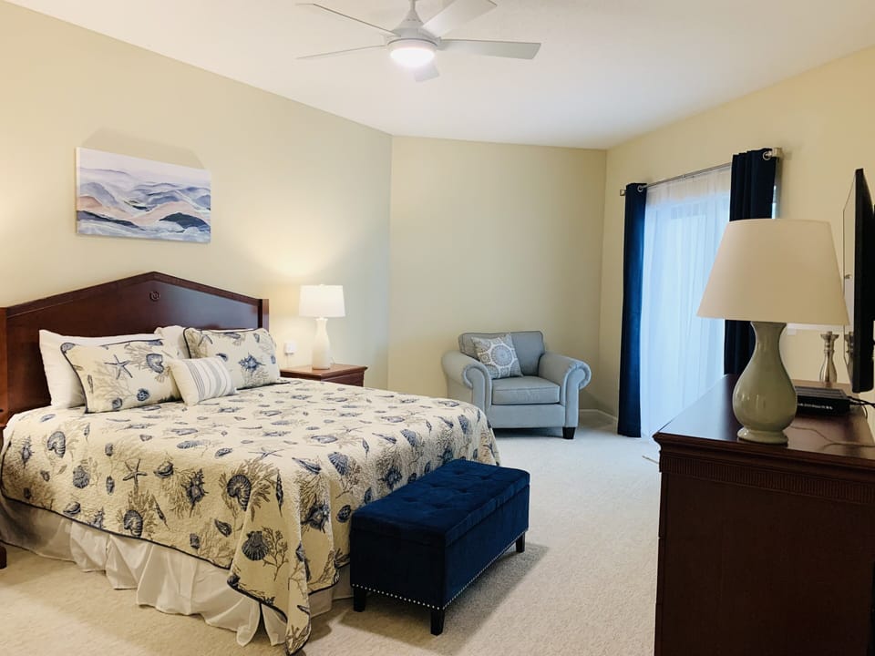 En suite Master bedroom with balcony access