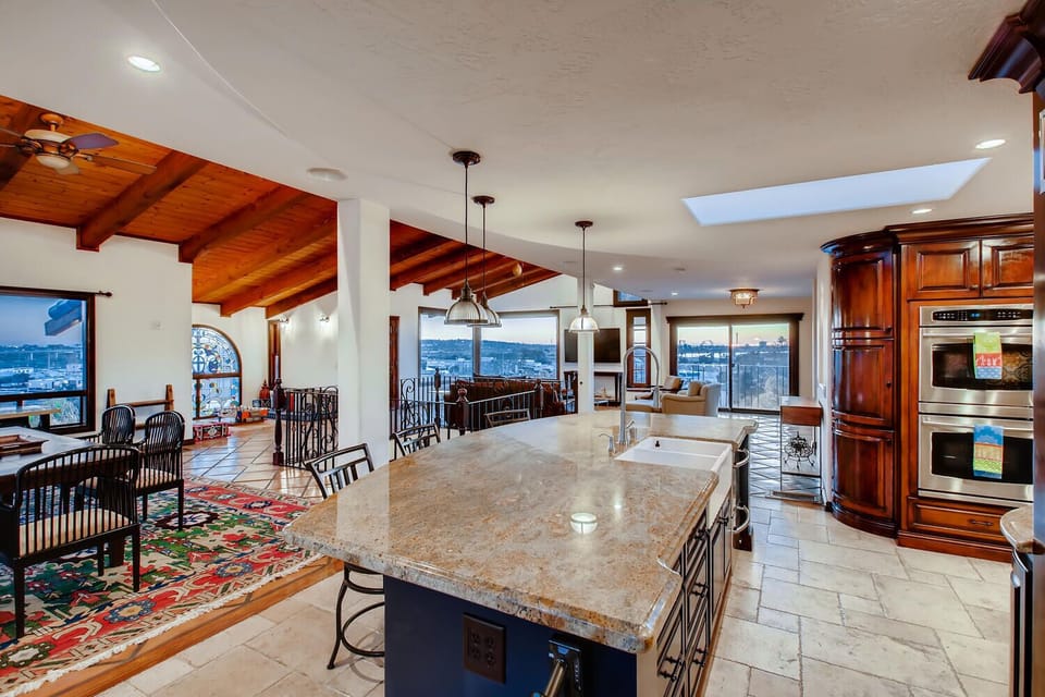 open floor plan that allows big groups to enjoy together