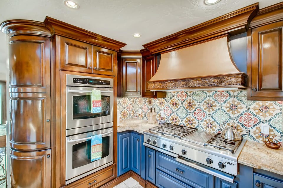 master chef kitchen with duel ovens and everything needed. 