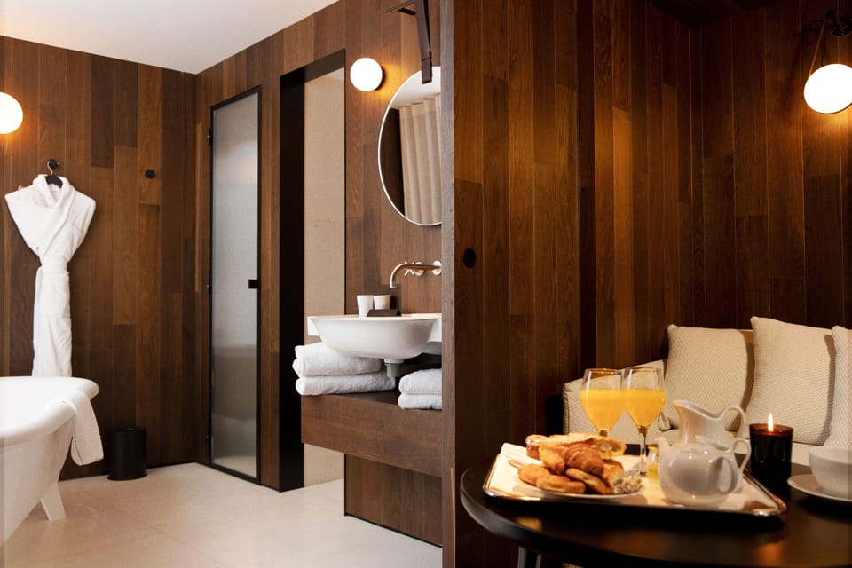 Junior Suite, Air conditioning (Possibilité de lits twin sur demande) | Bathroom | Free toiletries, hair dryer, bathrobes, slippers