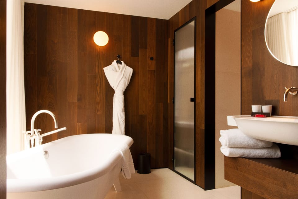 Junior Suite, Air conditioning (Possibilité de lits twin sur demande) | Bathroom | Free toiletries, hair dryer, bathrobes, slippers