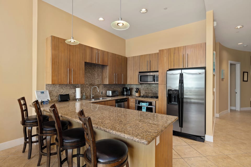 Large counter peninsula with bar seating
