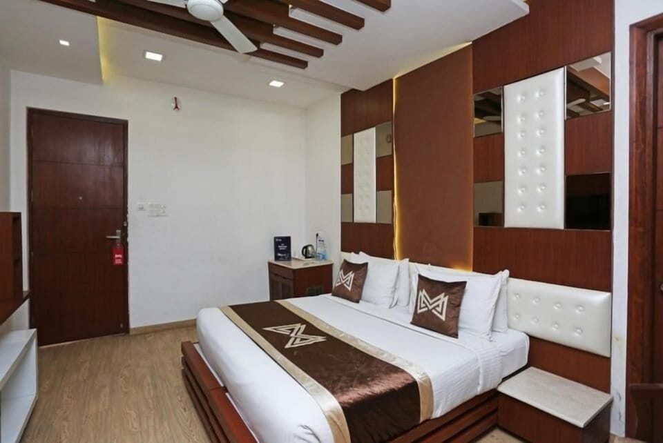 Blackout drapes, soundproofing, free WiFi, bed sheets
