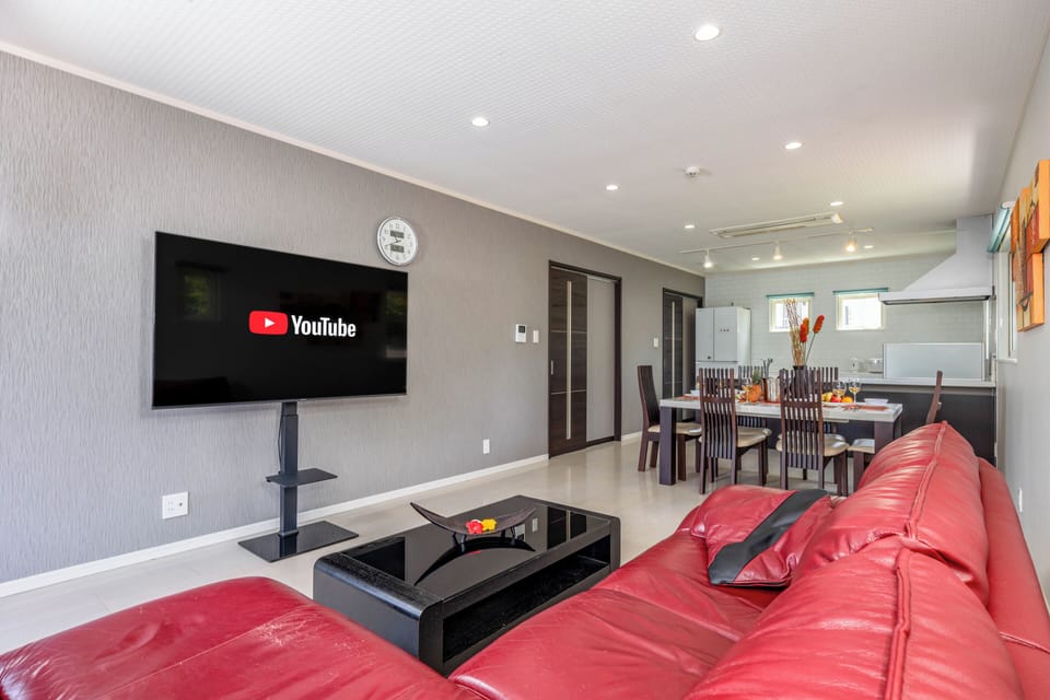 Private Vacation Home, Non Smoking | Living area | Flat-screen TV