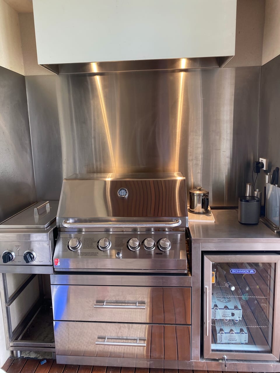 BBQ and gas cooktop 