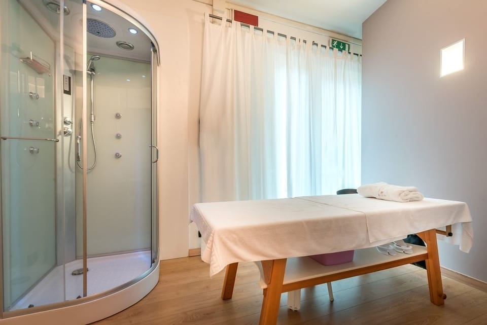 Sauna, hot tub, steam room