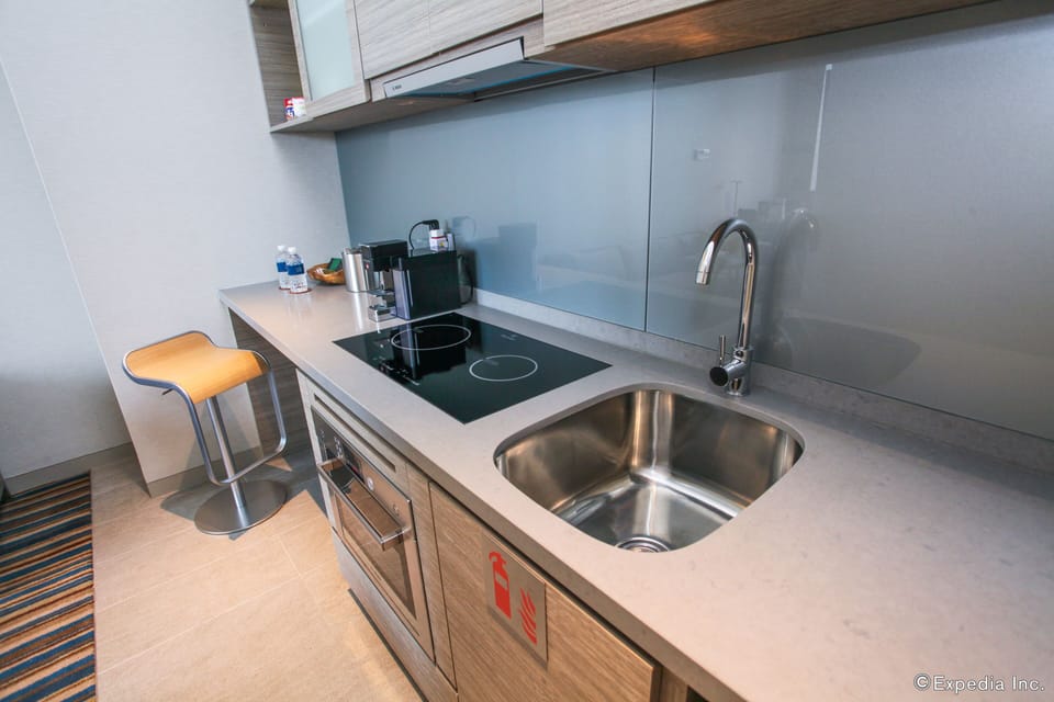 Coffee/tea maker, fridge, electric kettle