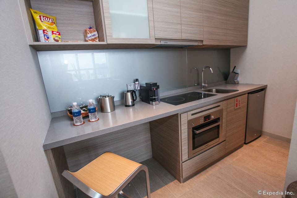 Coffee/tea maker, fridge, electric kettle