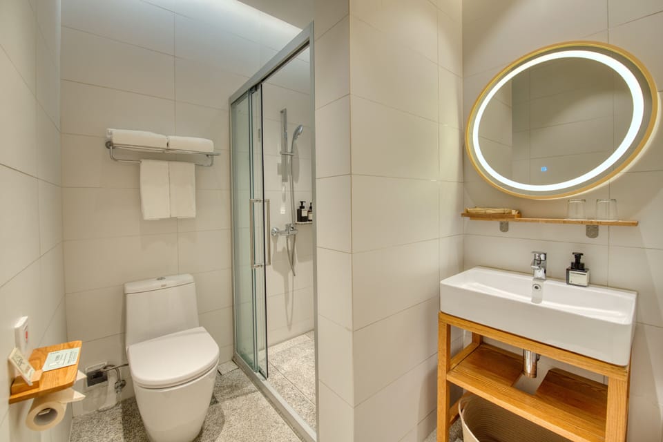 Garden Suite | Bathroom | Shower, rainfall showerhead, free toiletries, hair dryer