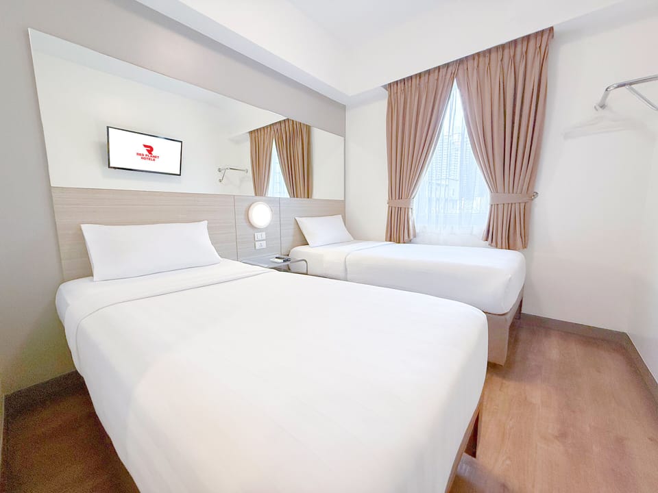 Premium bedding, in-room safe, blackout drapes, free WiFi