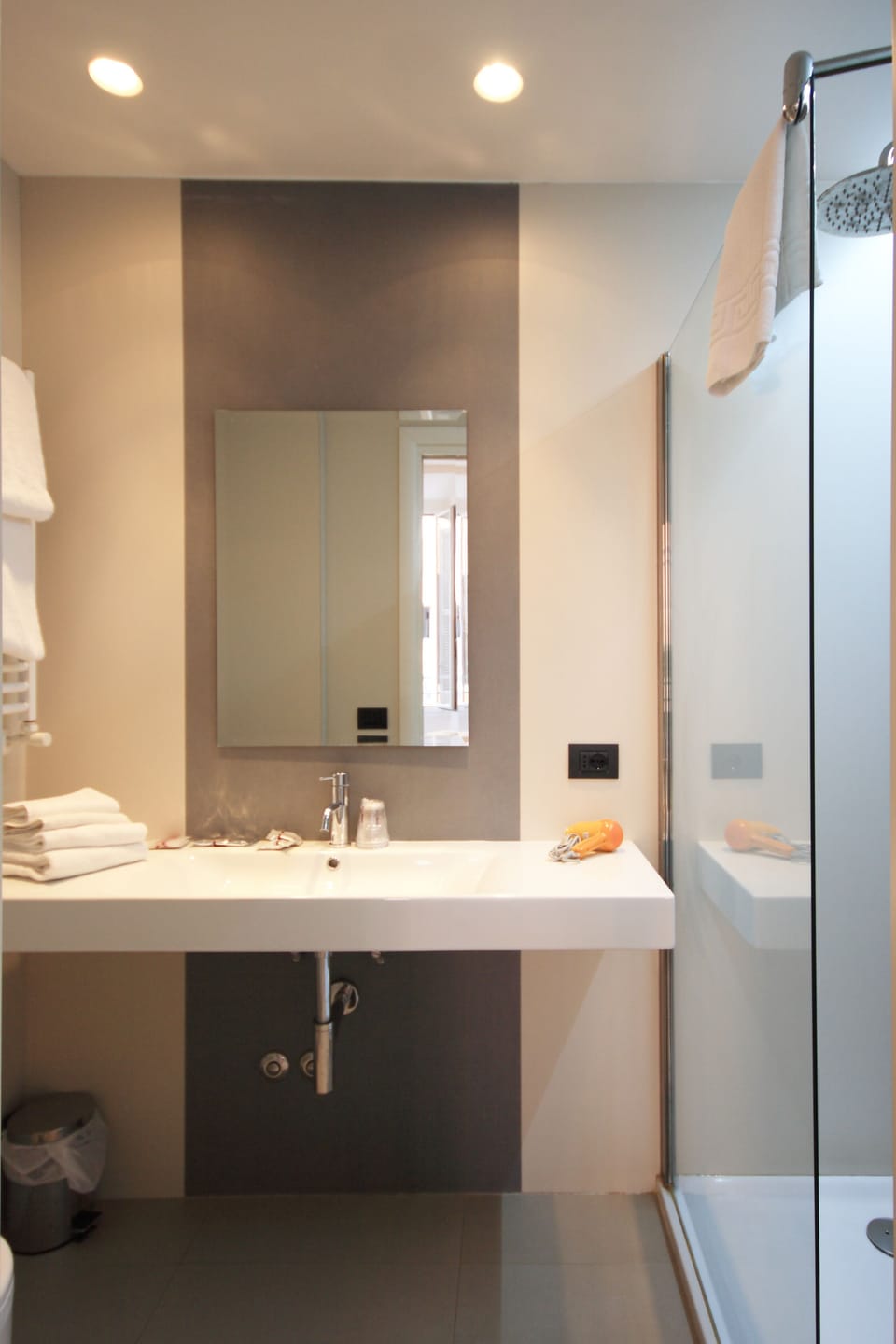 Shower, hair dryer, towels, shampoo