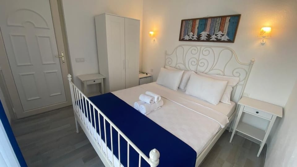 Economy Room | Minibar, individually decorated, desk, blackout drapes