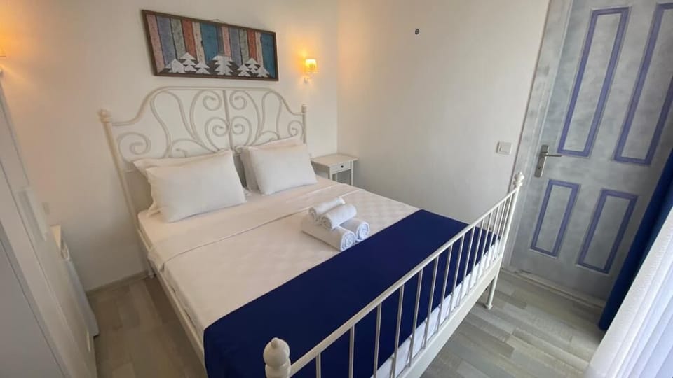 Economy Room | Minibar, individually decorated, desk, blackout drapes