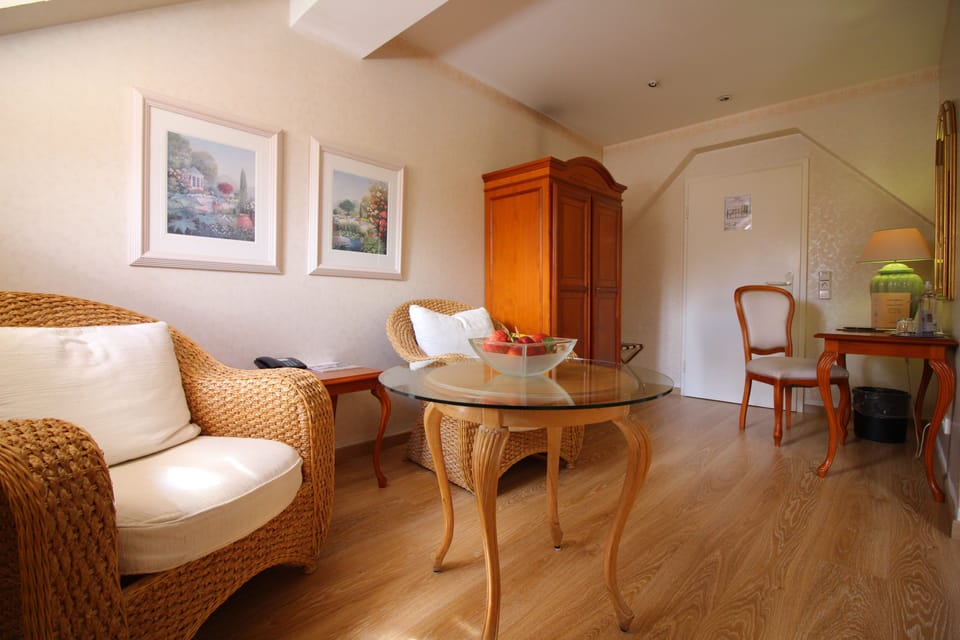 Junior Suite | Hypo-allergenic bedding, minibar, desk, laptop workspace