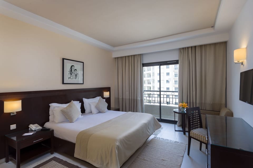Hypo-allergenic bedding, minibar, in-room safe, blackout drapes
