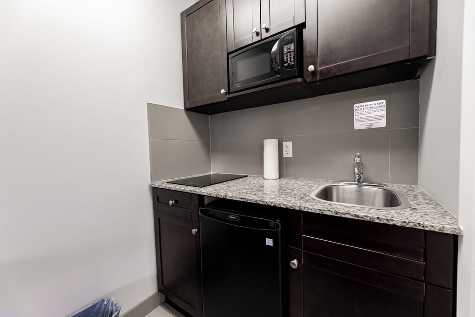 Single Queen Kitchenette Exterior Access (Pet Friendly) | Private kitchenette | Coffee/tea maker, mini-fridge, microwave, freezer