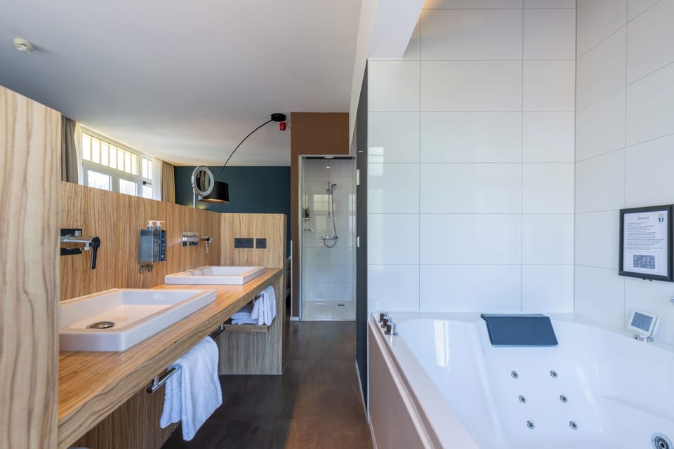 Berg Suite | Bathroom | Eco-friendly toiletries, hair dryer, bathrobes, towels