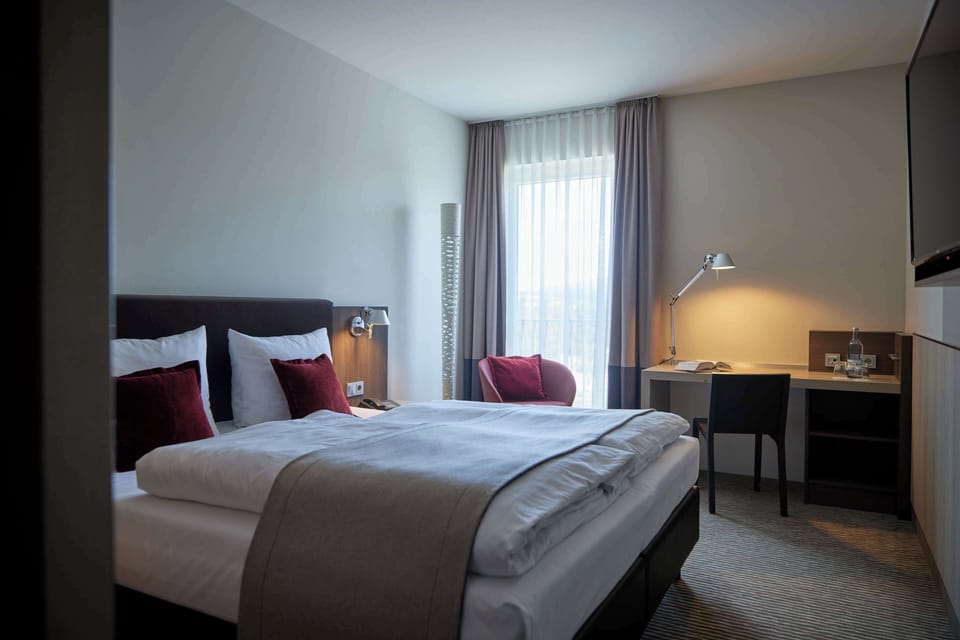 Standard Room, 1 Double Bed (Converts to 2 Twin Beds) | Premium bedding, in-room safe, desk, laptop workspace