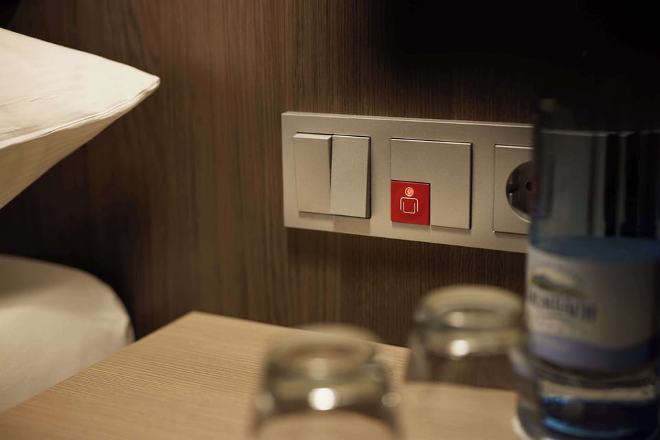 Comfort Room, 1 Twin Bed, Accessible | Premium bedding, in-room safe, desk, laptop workspace