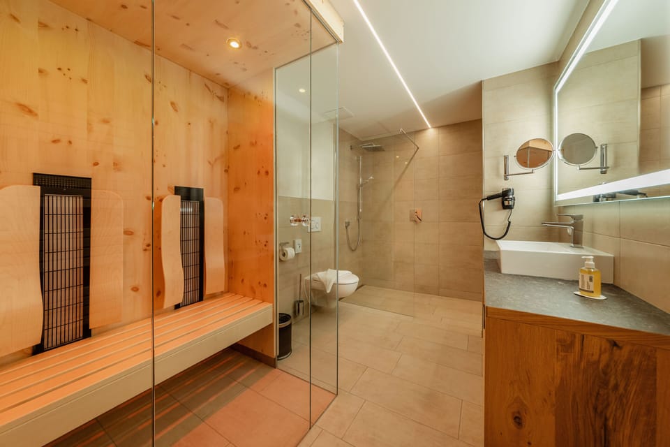 Exclusive Double Room | Bathroom | Free toiletries, hair dryer, towels, soap