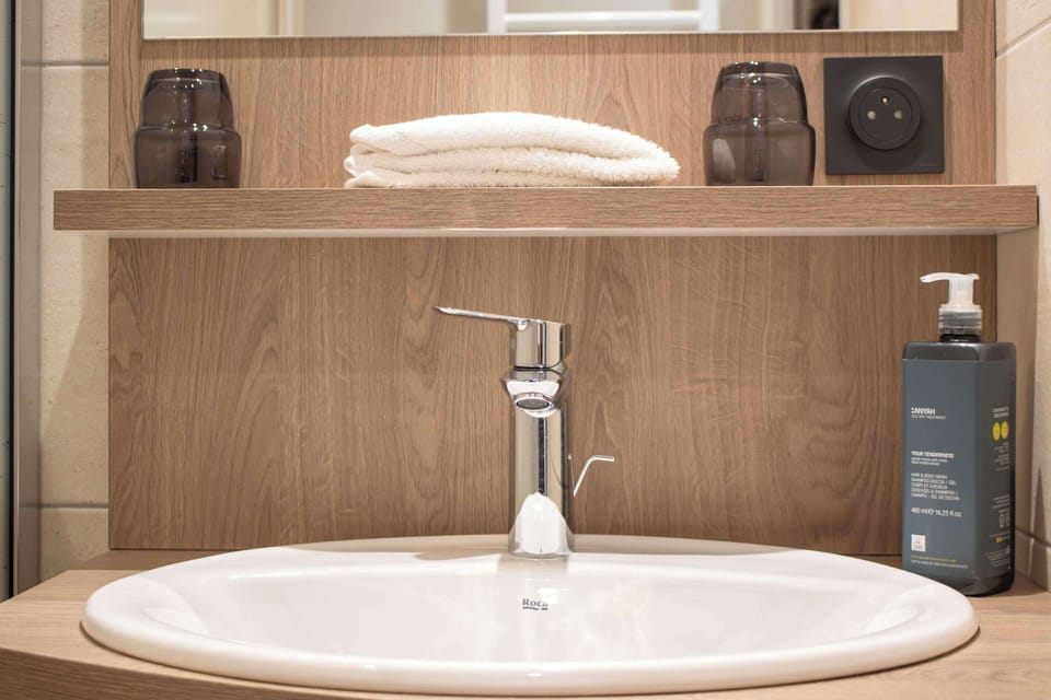 Premium bedding, desk, blackout drapes, soundproofing