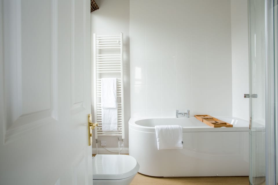   Deluxe City Four Poster | Bathroom | Designer toiletries, hair dryer, slippers, towels