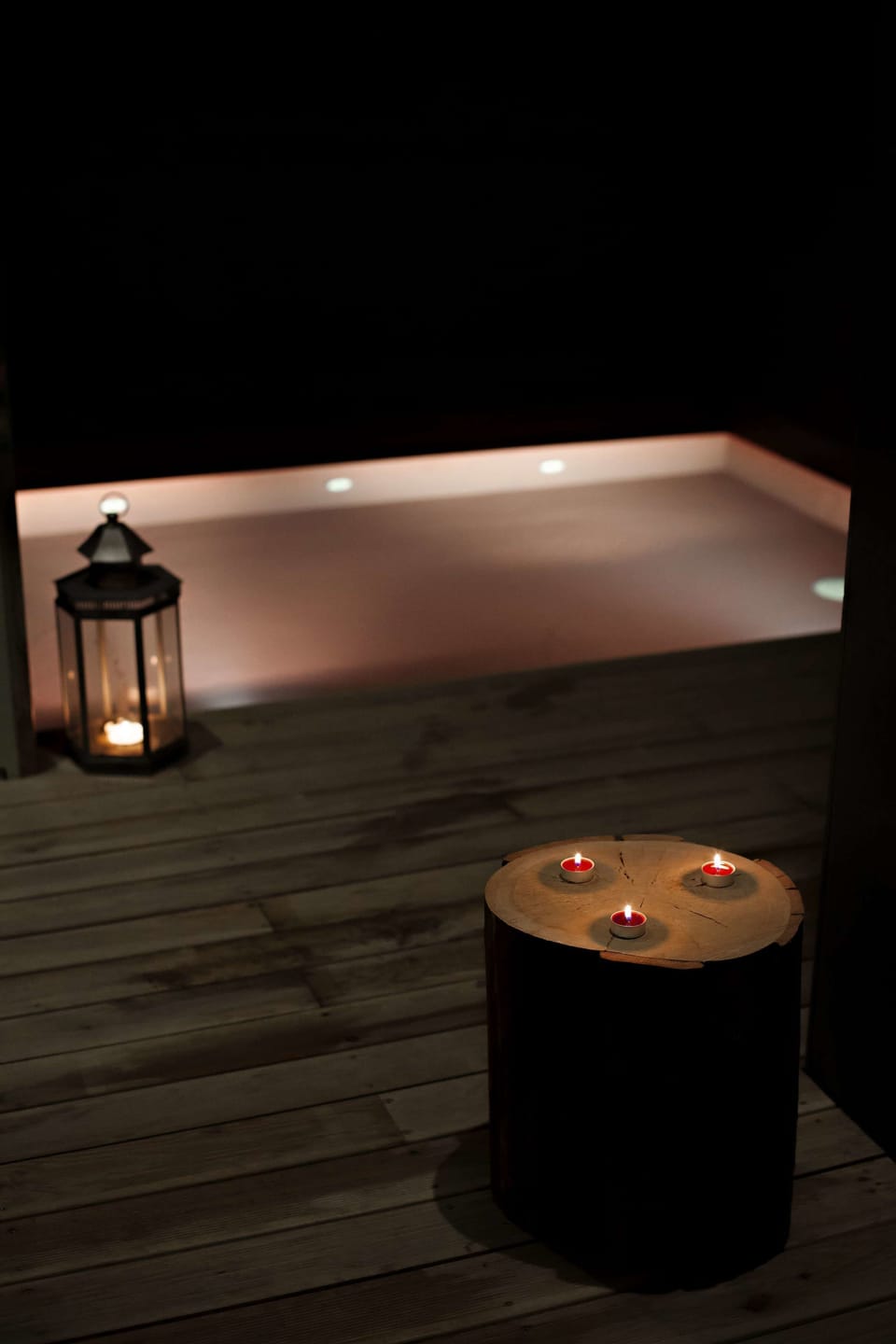 Indoor spa tub