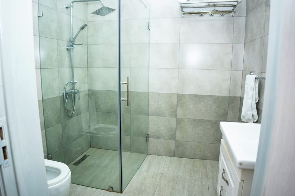 Comfort Quadruple Room | Bathroom | Shower, free toiletries, hair dryer, slippers